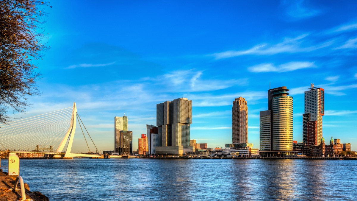 De skyline van Rotterdam, waar Guardian360 gevestigd is